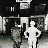 Am Megafon: Einsatzleiter Rainer Magulski fordert um 6 Uhr morgens die Besetzer auf, das Feuerwehrhaus zu räumen.