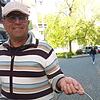 Roy Braunwarth räumt seit 23 Jahren in der Gerichtsgasse auf. Er sagt, er liebe das historische Quartier.