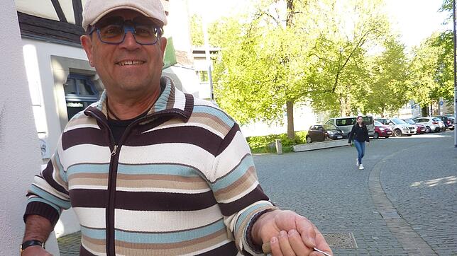 Roy Braunwarth räumt seit 23 Jahren in der Gerichtsgasse auf. Er sagt, er liebe das historische Quartier.