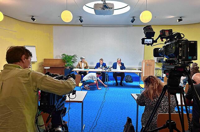 TV-Teams und Journalisten bei der Medienkonferenz im Auditorium des Klinikums Friedrichshafen. OB Andreas Brand (rechts), Vorsitzender ...