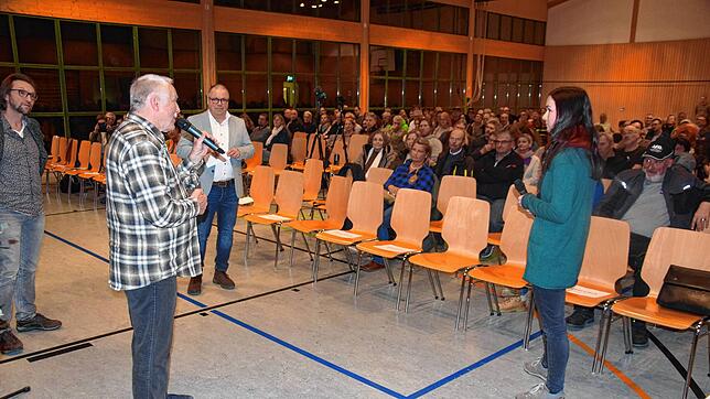 Wer wie Elena Butz bei der Informationsveranstaltung der Bürgerinitiative Ödland eine kritische Rückfrage wagt, wird von den Referenten ...