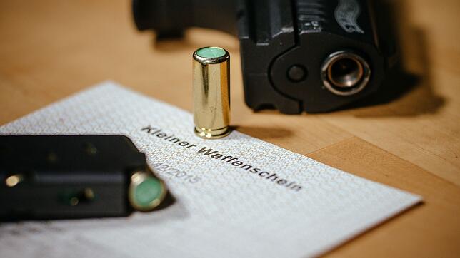 Mit einem Kleinen Waffenschein dürfen keine scharfen Schusswaffen geführt werden, sondern nur Schreckschuss- oder Signalwaffen. (Symbolbild)