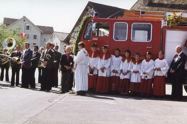 1978 wurde ein neues Feuerwehrfahrzeug für die Gesamtwehr geweiht. Rechts steht Bürgermeister Alfons Schmidmeister.