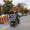Die Jahnstraße wird inzwischen für den motorisierten Verkehr als Einbahnstraße geführt. Schilder und Markierungen zeigen die neue ...