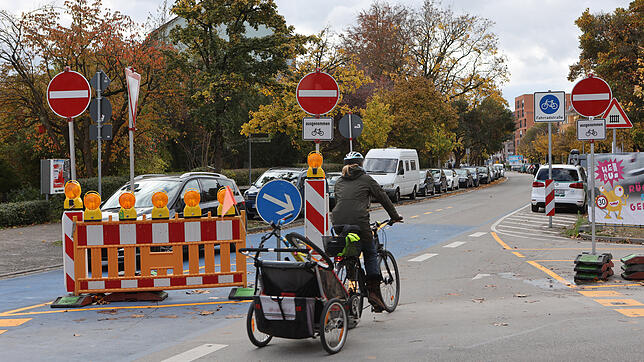 Die Jahnstraße wird inzwischen für den motorisierten Verkehr als Einbahnstraße geführt. Schilder und Markierungen zeigen die neue ...