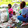 Viele Arme leben auf den Philippinen auf so genannten &bdquo;dumpsites&ldquo; &ndash; in und vom Müll anderer Menschen. Sie haben kein ...