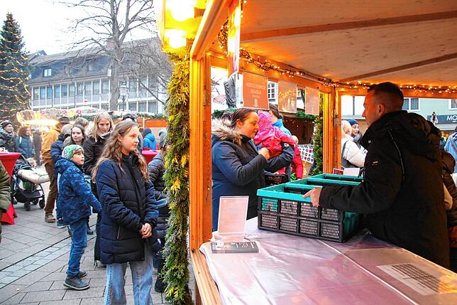 Diese Tüten will jeder: Schneeflocken-Gewinnspiel am Stand der Aktionsgemeinschaft Radolfzell.