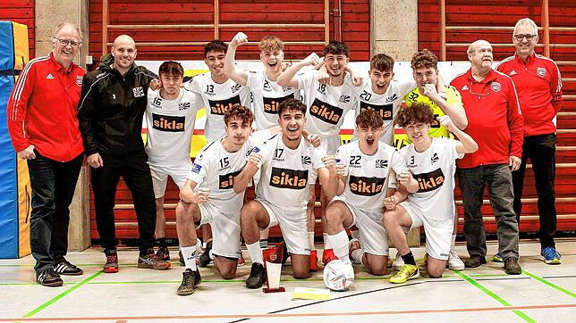 Die Villinger B-Junioren um Trainer Mario Maus (2. von links) feiern die südbadische Futsalmeisterschaft