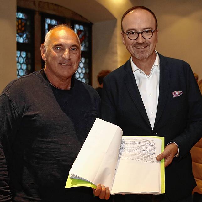 Wollmatinger wollen sich jetzt Gehör verschaffen und fordern Mitspracherecht: Horst Oehri (links) übergibt Oberbürgermeister Uli ...