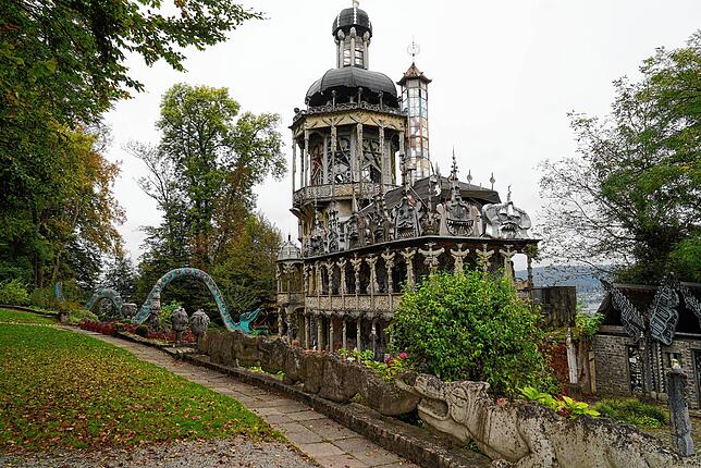 Der Bruno Weber Park zwischen Spreitenbach und Dietikon ist der größte Skulpturenpark der Schweiz. Im großen Künstlerhaus lebt Maria ...