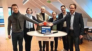 Mit dem symbolischen Druck auf den großen Schaltknopf wird der Glasfaseranschluss in Königsfeld freigegeben. Im Bild, von links: Gregor ...