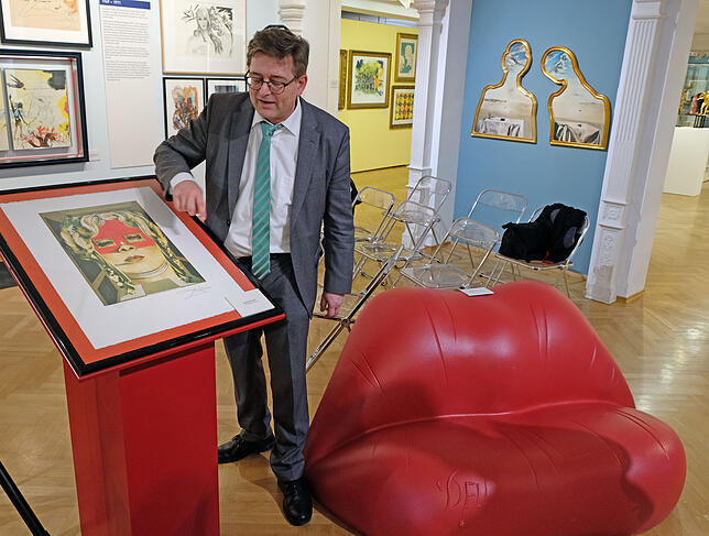 Die Lippen von Mae West inspirierten Dalí zum Entwurf seines legendären Lippensofas. Im Bild Kurator Michael Imhof. Bild: Hanspeter Walter