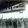 15. August 1929: Jubel umbrandet die Gondel von LZ 127 &bdquo;Graf Zeppelin&ldquo; beim Start auf dem Flugplatz Friedrichshafen.