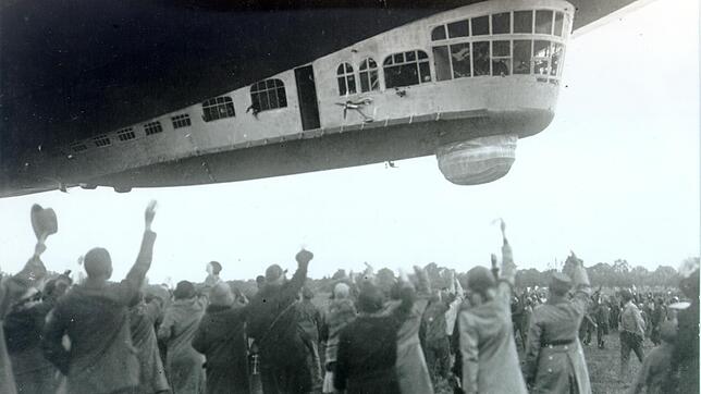 15. August 1929: Jubel umbrandet die Gondel von LZ 127 &bdquo;Graf Zeppelin&ldquo; beim Start auf dem Flugplatz Friedrichshafen.