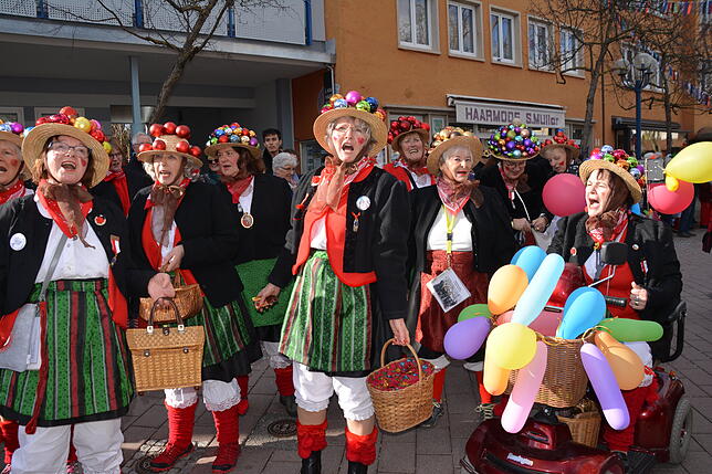 Die katholischen Fasnetswieber oder auch Schwarzwald-Jungfere bringen vor der Ehrentribühne ein fesches Ständchen.