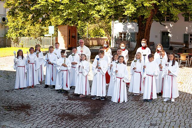 17 Kinder haben in Frickingen das Sakrament der Erstkommunion erhalten. Pfarrer Volker Blaser feierte den Gottesdienst unter dem ...