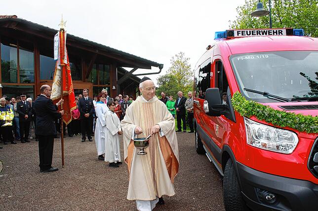 Im Dorfleben war er stets gern präsent: Pfarrer Hartwig-Michael Benz weiht einen neuen Transportwagen der Feuerwehr Mühlingen.