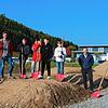 Der Planer der Dirt Jumps, Philipp Feldschmid, greift mit Lasse, Vincent, Henry, Yannick, Bürgermeister Matthias Weckbach und Ali Polat, ...