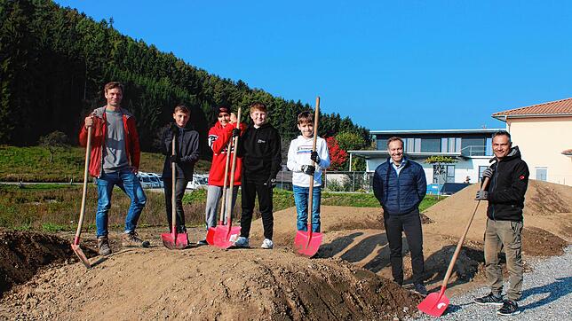 Der Planer der Dirt Jumps, Philipp Feldschmid, greift mit Lasse, Vincent, Henry, Yannick, Bürgermeister Matthias Weckbach und Ali Polat, ...