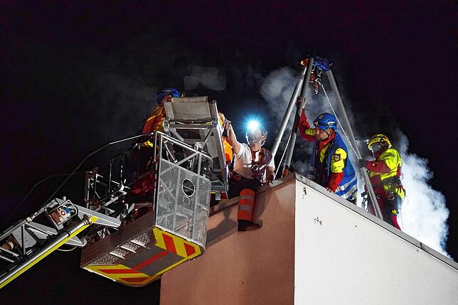 Mitglieder der Höhenrettungsgruppe der Feuerwehr Waldshut-Tiengen und ein Notarzt kümmern sich um die Bergung des Verletzten.