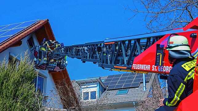 Die Feuerwehr muss am Montagnachmittag zu einem Brand in der Robert-Koch-Straße ausrücken.