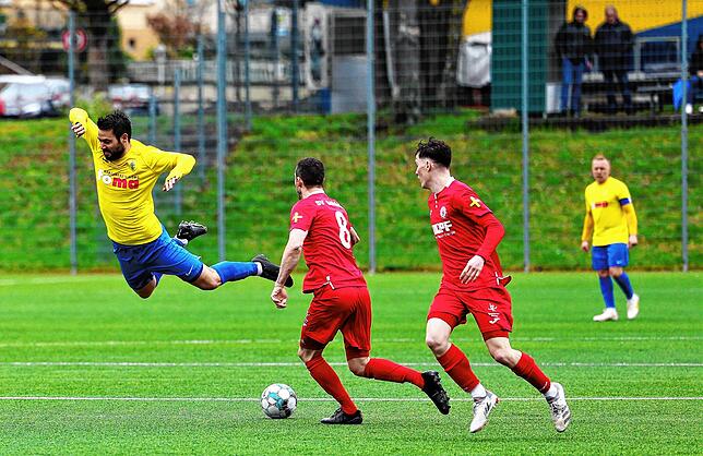 Abgehoben! Der SV Bühlertal und der FC Singen zeigten ein intensives Match.