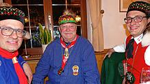 Wolfgang Drobig (Mitte) bereichert die Finanzsitzung mit seiner Büttenrede. Mit ihm Bürgermeister Severin Graf (links) und der ehemalige ...