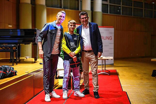 Für seinen bislang größten Erfolg wird er in der Stadthalle von Ex-Fußballprofi Nils Petersen (links) und Bürgermeister Ralph Gerster ...