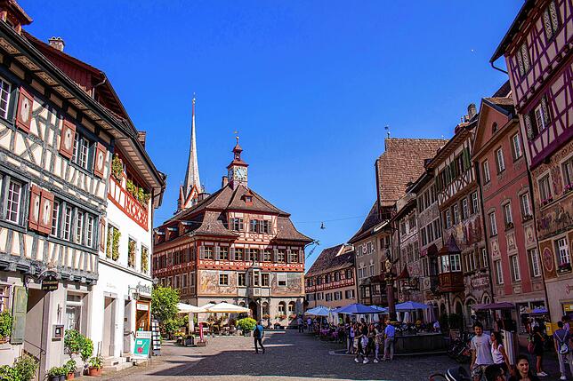 Stein am Rhein an der Grenze zu Öhningen ist gekennzeichnet durch bunte Fassadenmalereien und seine mittelalterliche Historie.