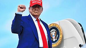Donald Trump steigt am Tag des Angriffs auf den Iran in die Air Force One. Den Angriff auf den Iran bestätigte er am Samstagabend ...