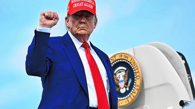 Donald Trump steigt am Tag des Angriffs auf den Iran in die Air Force One. Den Angriff auf den Iran bestätigte er am Samstagabend ...