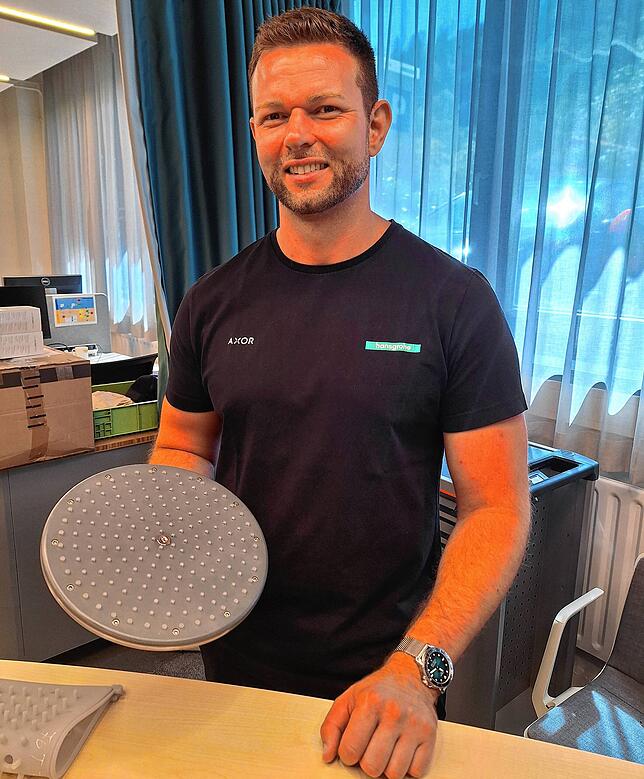 Wie viel Überlegung in einem modernen Duschkopf steckt, weiß Marcel Bilger, Versuchsingenieur bei Hansgrohe. Eine einzelne Düse hat ...