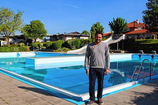 Betreiber Jürgen Blum hofft, dass der Badebetrieb in Orsingen bald möglich ist. Sein Team und er stehen parat. Bild: Claudia Ladwig