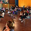 Mit großem Abstand sitzen Kinder und Erwachsene in der Stadthalle und lauschen der Musik.