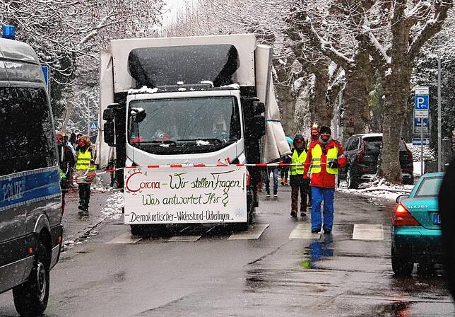 Mit Flatterbändern demonstrierten die Demonstranten, dass sie auf Abstand zueinander blieben – zumindest während des ...