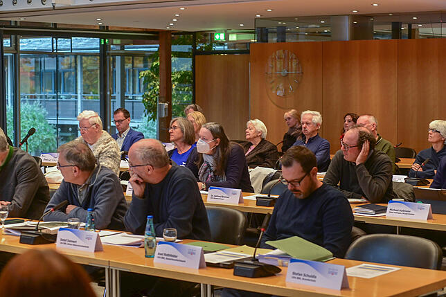 Beim Erörterungstermin im Rahmen des umweltrechtlichen Genehmigungsverfahren für den geplanten Windpark Länge treffen sich Befürworter ...