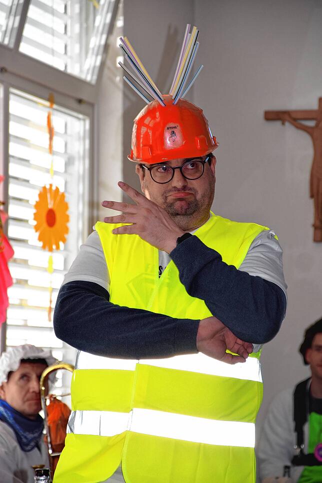 Bürgermeister Jan Albicker verteidigte sich in Bestform und widerlegte das ihm zur Last gelegte unter tosendem Applaus des Publikums.