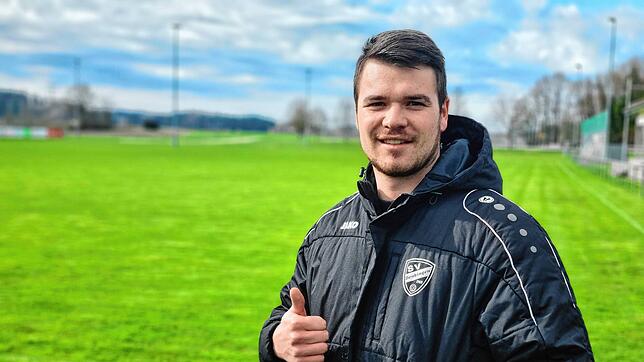 Marcel Brack auf dem Sportplatz des SV Denkingen, auf dem der 25-Jährige bis zu seiner Krebserkrankung regelmäßig spielte.