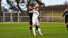 Alexander Langhirt (SG Dauchingen/Weilersbach, links) im Zweikampf mit dem vierfachen Torschütze Marco Effinger, der die SG ...