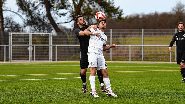 Alexander Langhirt (SG Dauchingen/Weilersbach, links) im Zweikampf mit dem vierfachen Torschütze Marco Effinger, der die SG ...