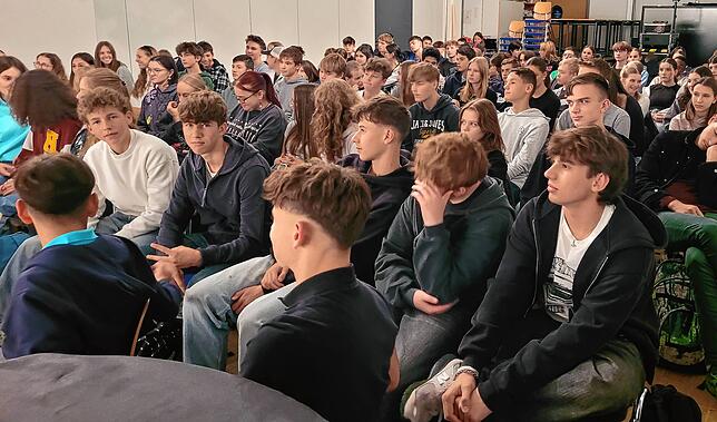 Die Schülerinnen und Schüler der 10. Klassen hören bei Film und Diskussion aufmerksam zu und diskutieren über offene Fragen.