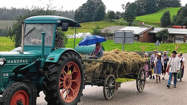 Einigermaßen trocken erreichte der kleine Umzug zu Beginn des Ibacher Heugaißfeschds den Rathausplatz, bevor aufgrund des heftigen ...