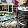 ARCHIV – 19.10.2014, Berlin: Ein Polizeibeamter sichert das Umfeld vor einer Sparkassenfiliale in Berlin. Unbekannte hatten in den ...