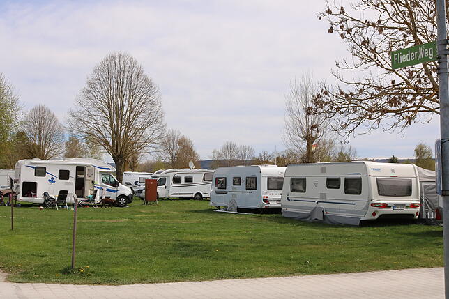Die Wohnmobile sind schon da. Am Riedsee-Camping hat die Saison begonnen.