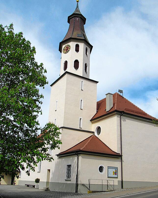 Die Pfarrkirche in Menningen wurde im Auftrag von Johann Gremlich errichtet.