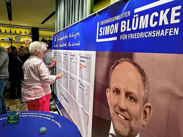 Gäste der Veranstaltung konnte mit Klebepunkten ihre Schwerpunkte auf dem Banner markieren oder Ideen aufschreiben.