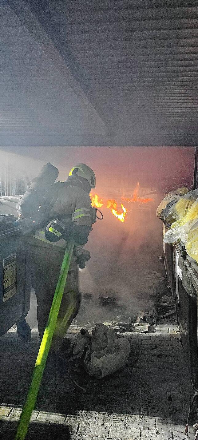 In der Leipziger Straße stehen Papiermülltonnen in Flammen. Die Feuerwehr kann durch Löscharbeiten unter Atemschutz Schlimmeres verhindern.