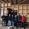 Die Tinyhouse-Truppe der ASW auf der Baustelle: Andrea Schöler, Lernbegleiterin der ASW (vorne, Dritte von rechts) und Bastian Traub von ...