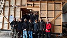 Die Tinyhouse-Truppe der ASW auf der Baustelle: Andrea Schöler, Lernbegleiterin der ASW (vorne, Dritte von rechts) und Bastian Traub von ...