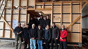 Die Tinyhouse-Truppe der ASW auf der Baustelle: Andrea Schöler, Lernbegleiterin der ASW (vorne, Dritte von rechts) und Bastian Traub von ...